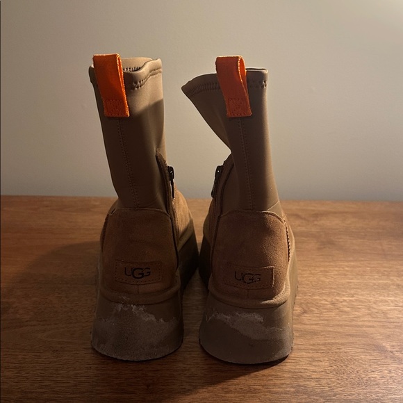 UGG Dipper Boots - Picture 5 of 7